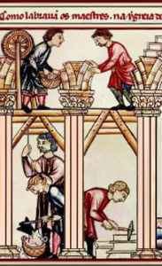 Kolorierte Zeichnung: mehrere Bauleute bei verschiedenen Tätigkeiten auf einer Kirchenbaustelle