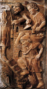 Relief: drei Maurer bei der Arbeit - einer trägt Steine im Korb über ene Stiege noch oben, einer mit Senklot, einer mit maurerkell
