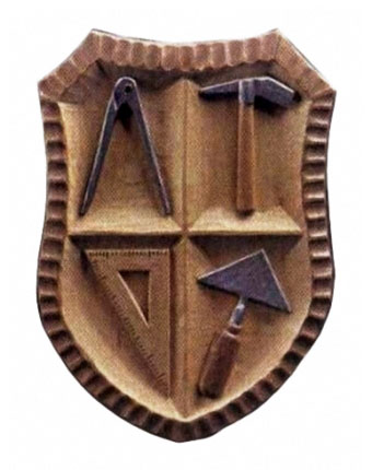 Wappen aus Holz, geteilt in 4 Segmente mit Zirkel, Hammer, Dreieck und Maurerkelle