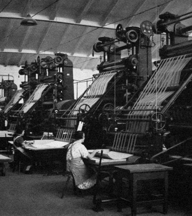 sw-Foto: Frauen sitzen an riesiger Papiermaschine