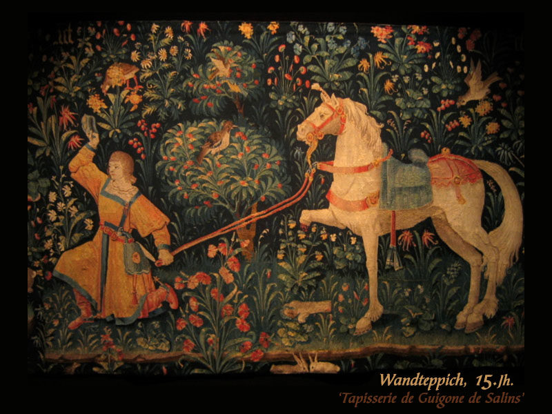 Farbfoto: vor floralem Hintergrund edler Herr mit weißem Pferd an der Leine