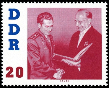 Briefmarke: Kosmonaut wird Orden verliehen: Händedruck