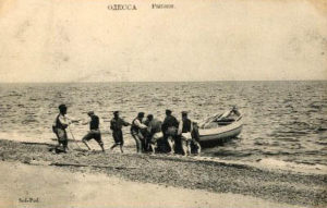 alte sw-PK: Männer ziehen Boot aus dem Meer an den Strand