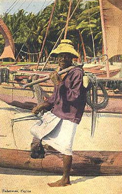koloriertes Foto: Fischer mit Fangzeug steht am Boot