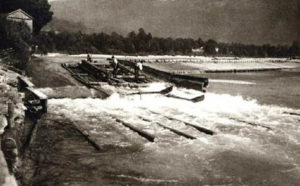 altes sw-Foto: Flößer auf dem Fluss