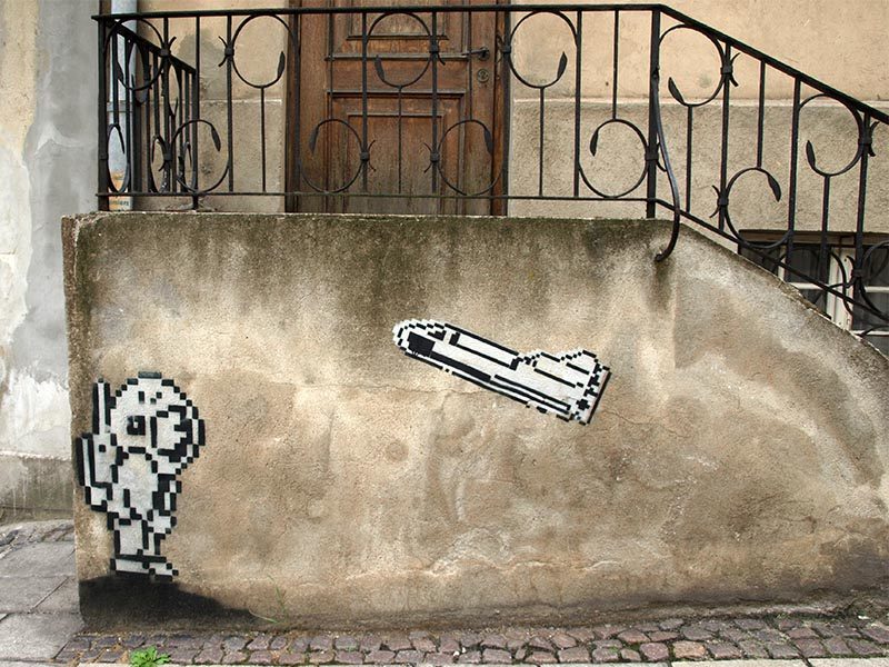Farbfoto: Astronaut und Rakete als Streetart an einer Treppe