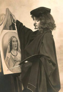 s/w Foto: ein junger Mann steht vor seinem gemalten Bild an der Staffelei, auf dem das Portrait einer Frau zu sehen ist