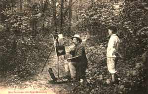 s/w Foto: Landschaftsmaler bei der Arbeit im wald an einer Staffelei, ein Junge schaut ihm über die Schulter zu