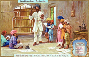 Liebig-Werbung, Farbdruck: stehender Lehrer mit Turban und Taktstock, rechts neben ihm stehen fünf Schüler, die lesen oder singen und am Boden sitzend zwei, die schreiben