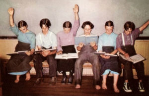 Farbfoto: sechs amische Kinder auf Stühlen sitzend beim Lernen