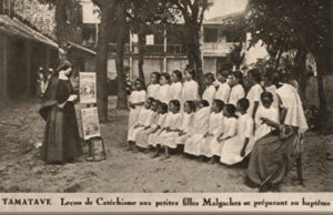 s/w Foto: baptistische Nonnen unterrichten Schüler im Freien