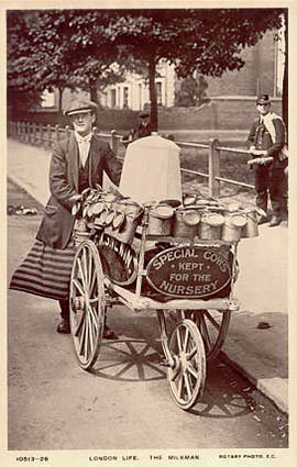 altes sw-Foto: Mann mit Wagen voller Milchkannen
