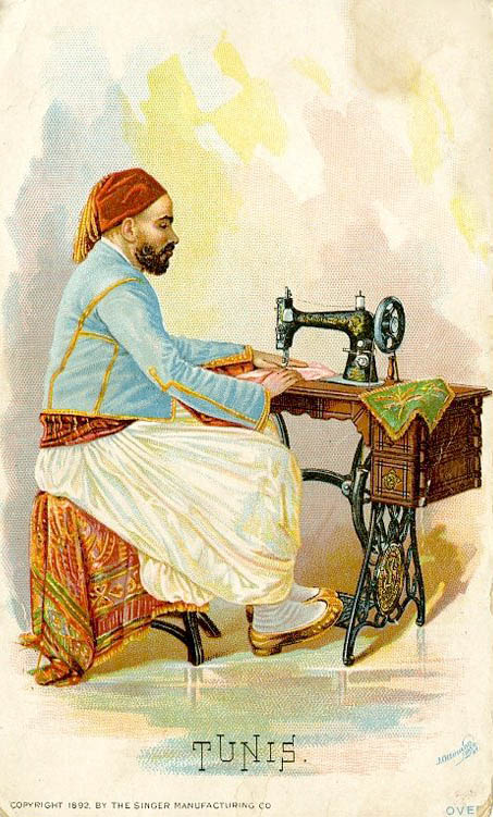 alte Postkarte: tunesischer Mann mit Fez sitzt an einer Nähmaschine und näht