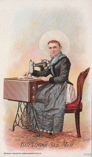 alte Postkarte: Frau sitzt an Nähmaschine und näht