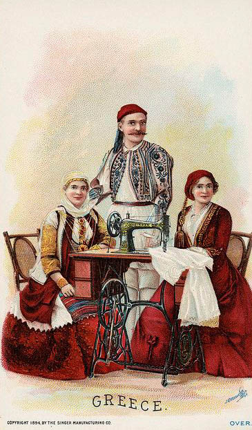 alte Postkarte: Frau sitzt an Nähmaschine und näht, ein Paar anbei