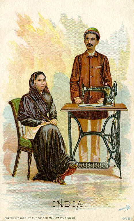 alte Postkarte: Mann steht an der Nähmaschine, Frau sitzt auf einem Stuhl daneben