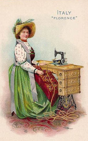 alte Postkarte: Frau mit großem Hut sitzt an Nähmaschine und näht