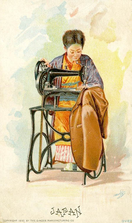 alte Postkarte: japanische Frau sitzt an Nähmaschine und näht