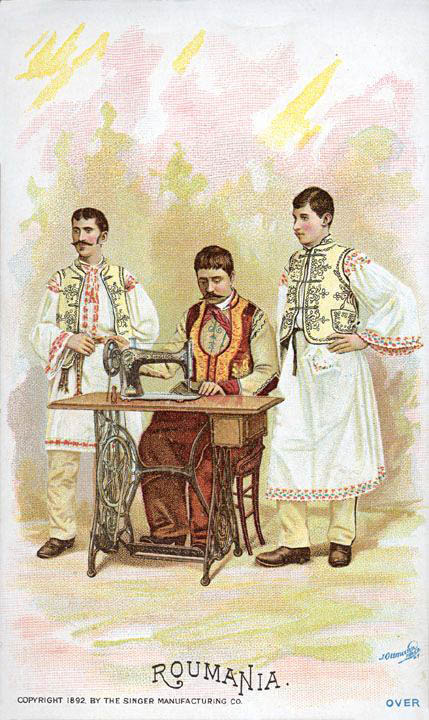 alte Postkarte: drei Männer an der Nöhmaschine in Trachten