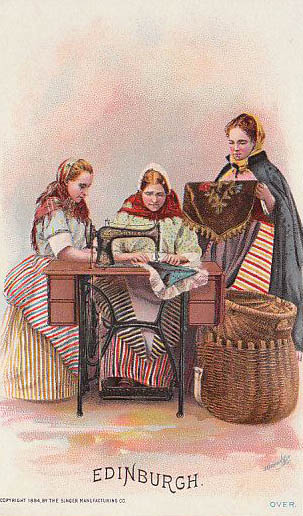 alte Postkarte: drei Frauen an der Nähmaschine