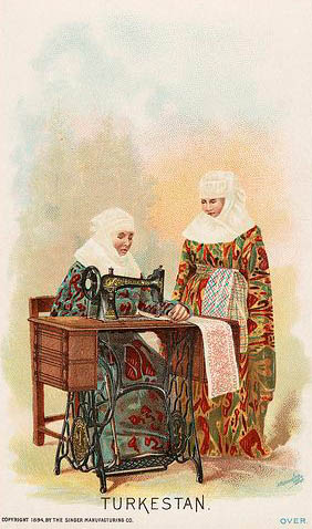 alte Postkarte: Frau sitzt an Nähmaschine und näht, andere Frau steht daneben
