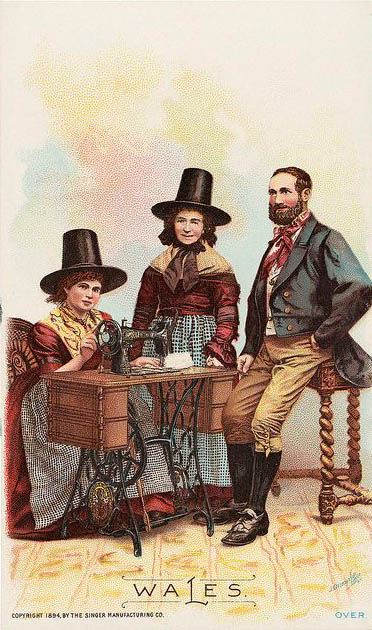 alte Postkarte: Frau sitzt an Nähmaschine und näht, Paar anbei