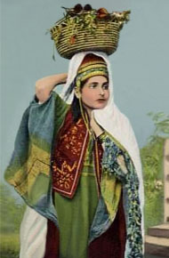 Farblitho: Frau in traditioneller Kleidung mit Obstkorb auf ihrem Kopf