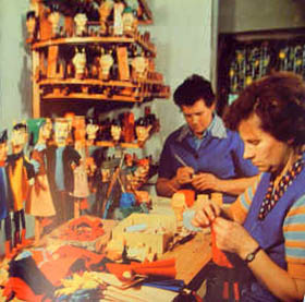 Farbfoto: zwei Handpuppenmacherinnen bei Arbeit
