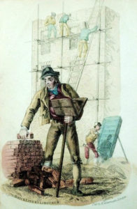kolorierte alte Zeichnung: Hausbau: Mann im Vordegrund stapelt sich Ziegelsteine auf ein Holzgestell. Im Hintergrund siebt ein Mann Sand. Dahinter arbeiten Männer auf einem Gerüst an einem Haus.