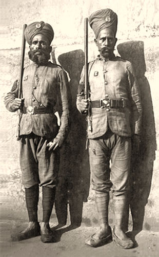 altes s/w Foto: zwei burmesische Gefängniswärter mit Stock