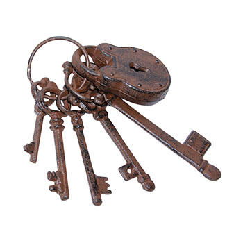 Foto: antikes Schlüsselbund mit fünf Schlüsseln und einem Vorhängeschloss