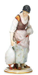 Meissner Porzellanfigur: bäuerliche Gänsemagd mit schwarzem Kopftuch, eine Gans unterm Arm und einer daneben