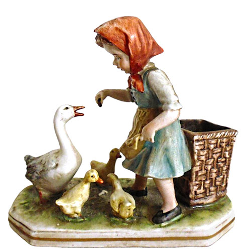 Porzellanfigur: kleines Gänseliesel füttert Gans und drei Küken