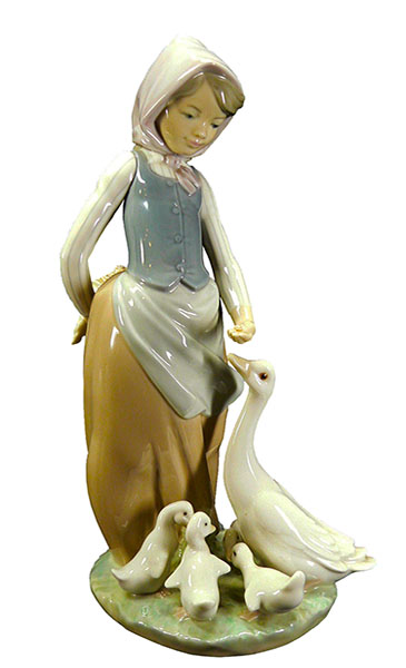 Porzellanfigur: Gänsemagd füttert Gans und ihre Küken