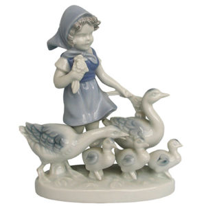 Porzellanfigur: kleines Mädchen mit Blumenstrauß und fünfköpfiger Gänsefamilie