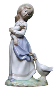 Porzellanfigur: elegante spanische Magd mit blauer Schürze und Strohhut. ein kleine Gans auf dem Arm und größere an Kleidung zupfend