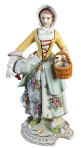 Porzellanfigur: Magd in Thüringer Tracht mit Blumenrock und weißer Haube, eine Gans untem Arm und am anderen einen kleinen Korb