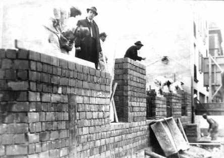 altes s/w-Foto: Maurer beim Hochziehen einer Mauer
