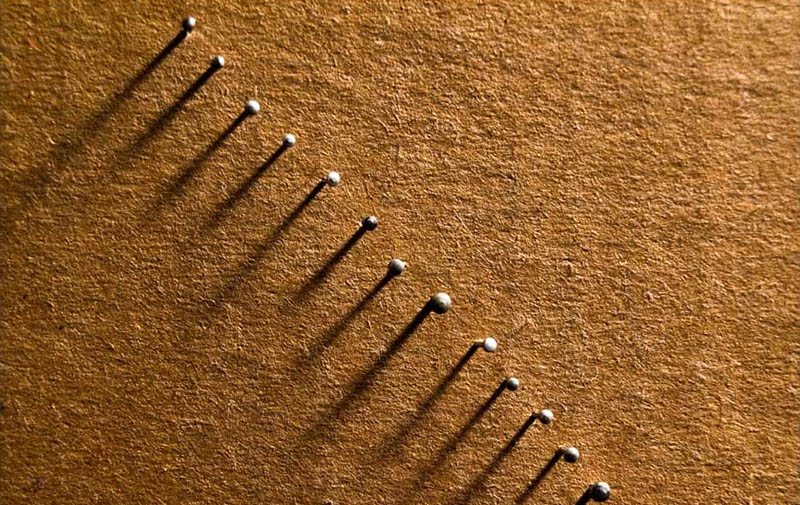 Farbfoto: Stecknadeln in einer Diagonale festgesteckt