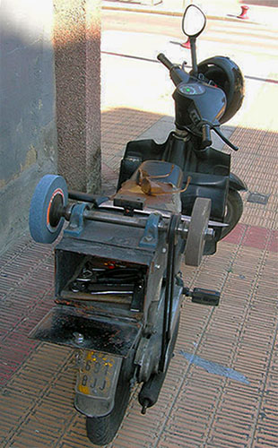 Farbfoto: Moped mit hinterrücks integrierter Schleifvorrichtung
