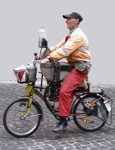 Farbfoto: Scherenschleifer unterwegs mit am Fahrrad intergrierter Schleifvorichtung