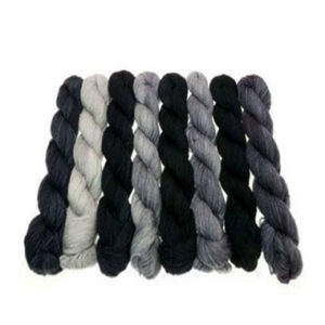 Foto: mehrere gefärbte Wollstränge von grau bis schwarz