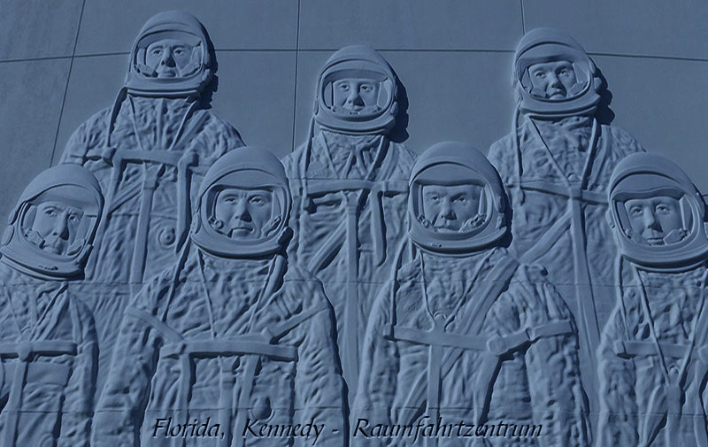 blau getöntes Foto: 7 Astronauten als Relief