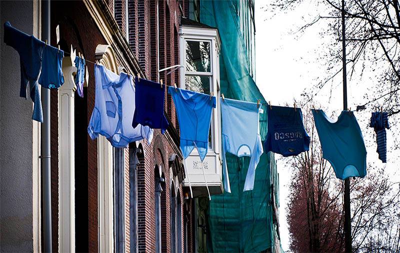 Farbfoto: blaue Kleidung auf Wäscheleine in Amsterdam