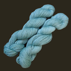 bläulich gefärbte Merino-Wolle
