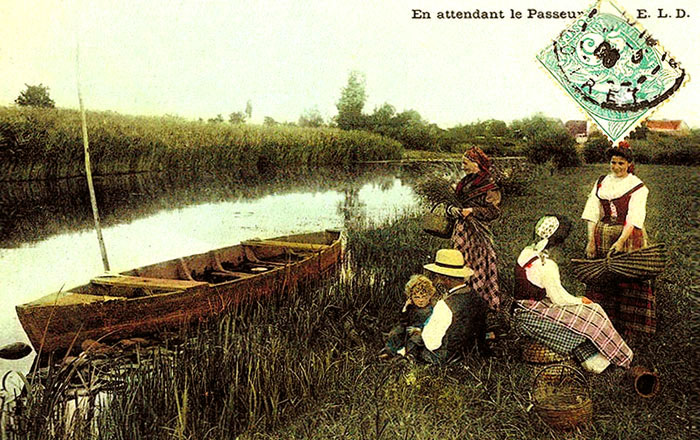 kolorierte Postkarte: Familie wartet am Fluss auf die Fähre