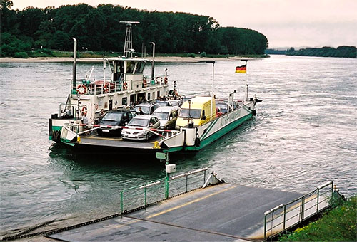 Farbfoto: Autofähre setzt über den Rhein