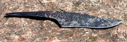 Farbfoto: ungefasste Klinge eines antiken Messers aus Eisen
