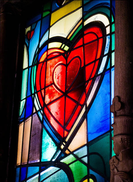 buntes Fenster mit rotem Herz