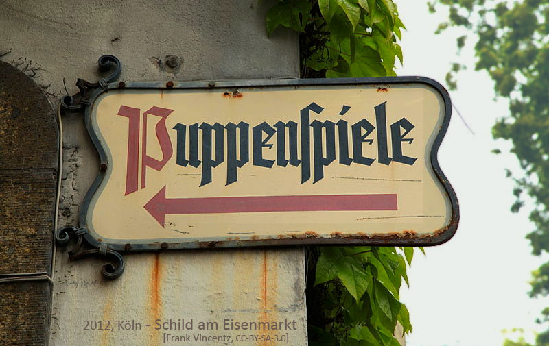Farbfoto: Schild 'Puppenspiele' am Eisenmarkt in Köln